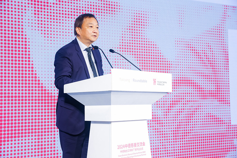  Mr. Richard Zhang, Chairman of TRT, delivering a speech